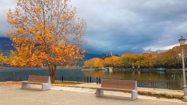 Köztéri monolitikus kőpadok