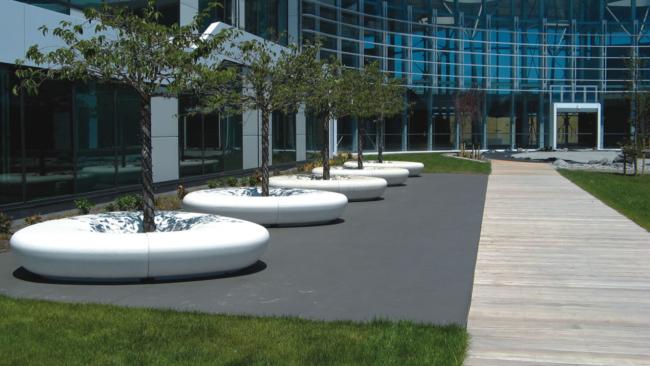 monolitikus virágtartó és pad